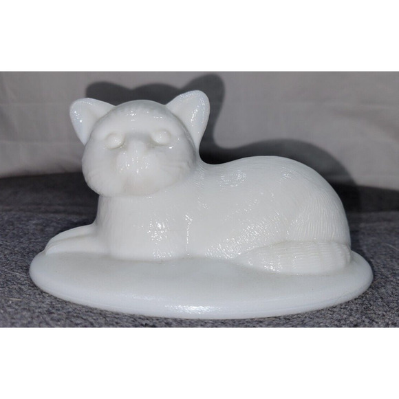 Vintage Westmoreland Milk Glass Cat Laying Down Trinket Box Lid Only 4.5"L - Picture 1 of 6